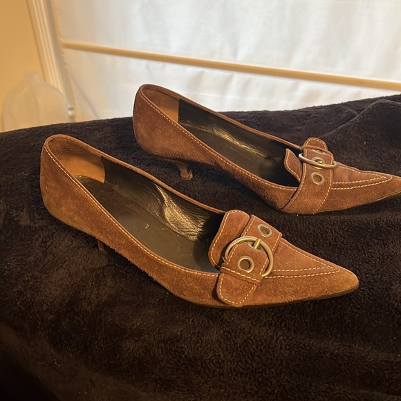 Vintage Prada kitten heel buckle front heels. Brown suede. - Picture 2 of 4